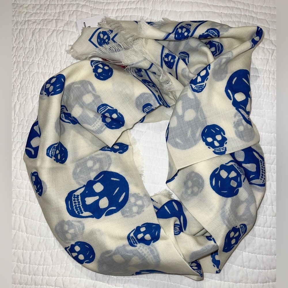 $395 Alexander McQueen 100% Wool Skull Print Scarf with tags - Ivory and Blue - Picture 2 of 7